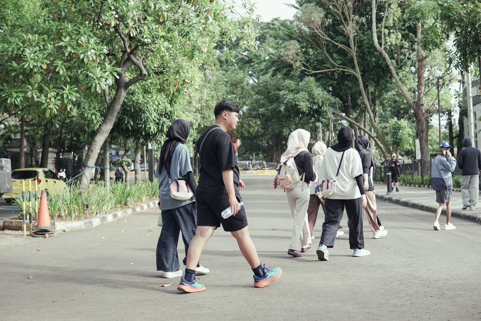 Neighbors Launch Walking Groups Across Brussels Streets and Parks