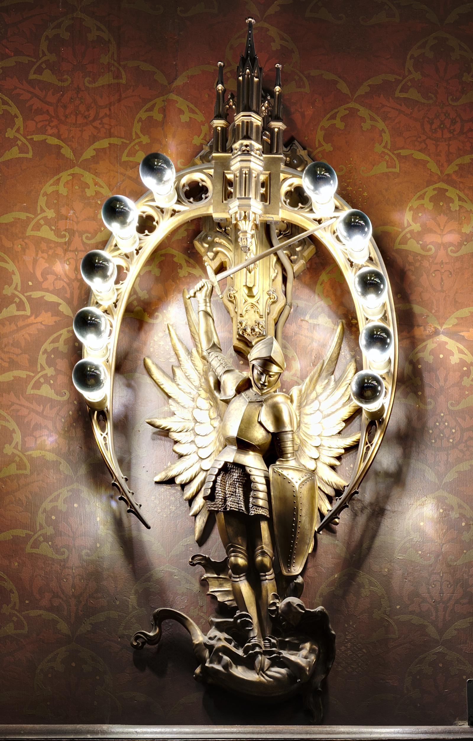 Wall lamp in salle des mariages, Brussels town hall (DSCF6843)